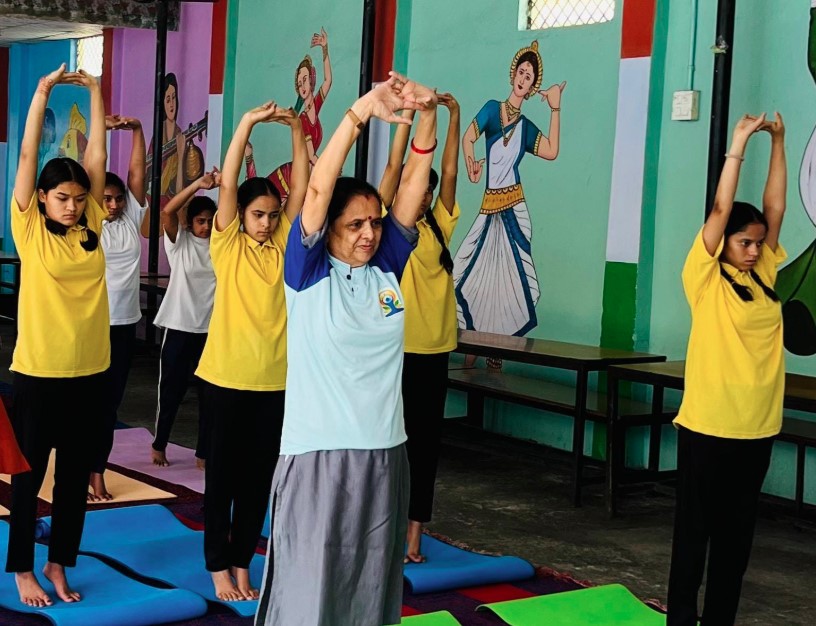 महिला आयोग की अध्यक्ष ने नारी निकेतन में संवासिनियों व बच्चों के साथ किया योग