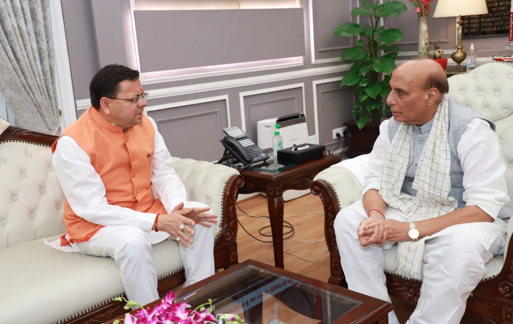 मुख्यमंत्री धामी ने रक्षा मंत्री राजनाथ सिंह से की मुलाकात