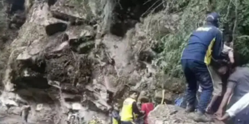 यमुनोत्री और बद्रीनाथ मार्ग पर भूस्खलन से 3 श्रद्धालुओं की