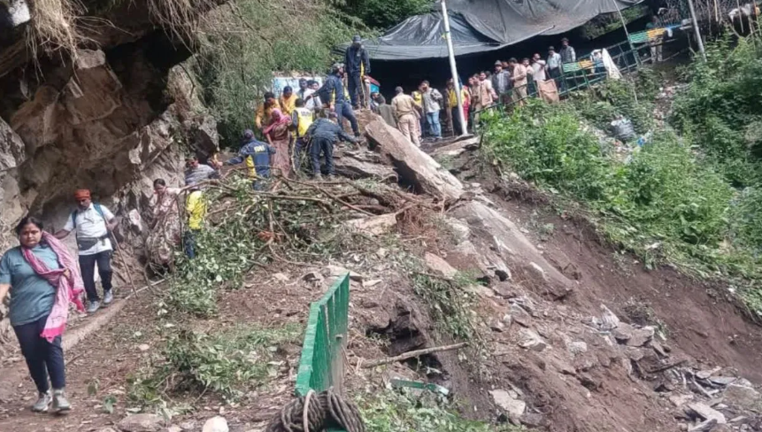 यमुनोत्री पैदल मार्ग पर दरका पहाड़, मलबे में दबे कई