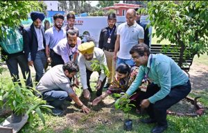 विश्व पर्यावरण दिवस पर ग्राफिक एरा में 200 पौधे रोपे