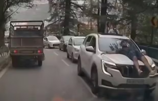 शिमला में टूरिस्ट का हुड़दंग, चलती कार में लेटे हुए