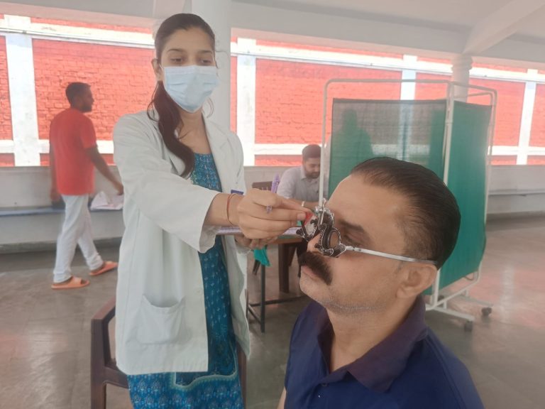 श्री महंत इन्दिरेश अस्पताल के निःशुल्क स्वास्थ्य शिविर का 300