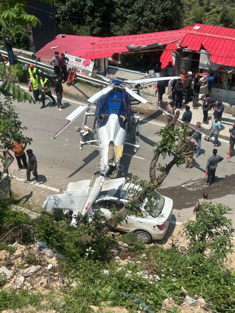 सिरसी में बाल-बाल बचा क्रिस्टल एविएशन का हेलीकॉप्टर, पायलट की