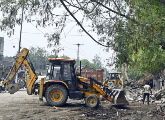 हरिद्वार में जमकर गरजा बुलडोजर, 150 से ज्यादा दुकानों को