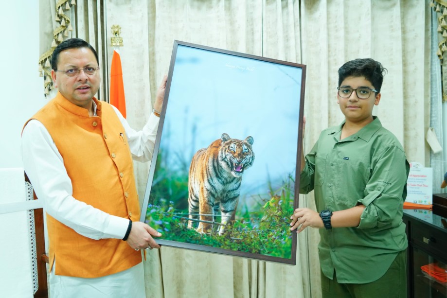 अंतरराष्ट्रीय बाघ दिवस पर सीएम धामी से मिले युवा फोटोग्राफर शौर्य प्रताप