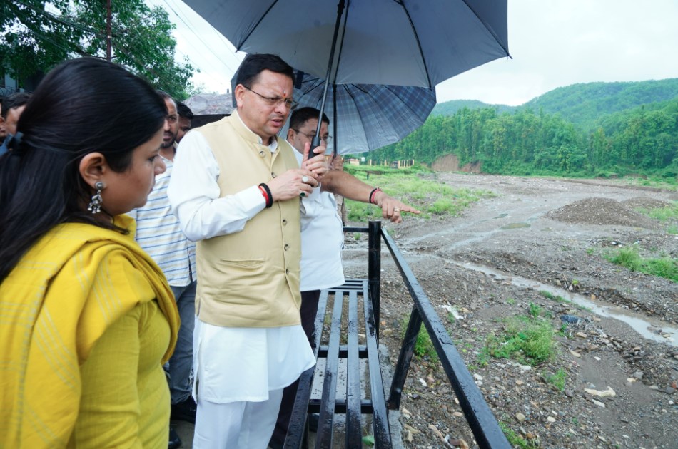 अतिवृष्टि प्रभावित क्षेत्रों का सीएम धामी ने किया स्थलीय निरीक्षण