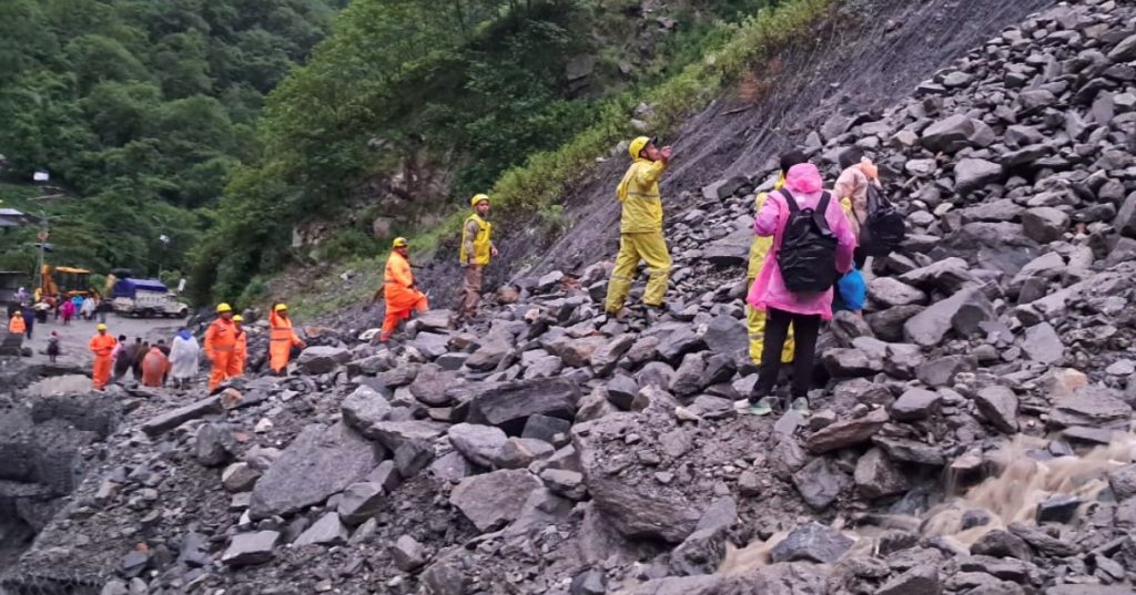 केदारनाथ यात्रा मार्ग अवरुद्ध होने की स्थिति में प्रशासन कर रहा है त्वरित कार्रवाई