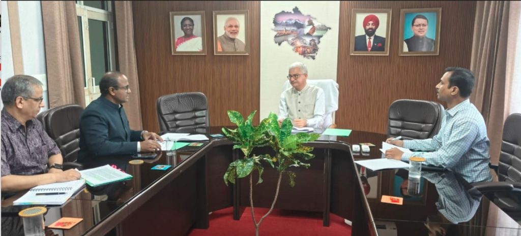 चुनाव आयुक्त डॉ. विवेक जोशी ने की निर्वाचन तैयारियों की समीक्षा बैठक