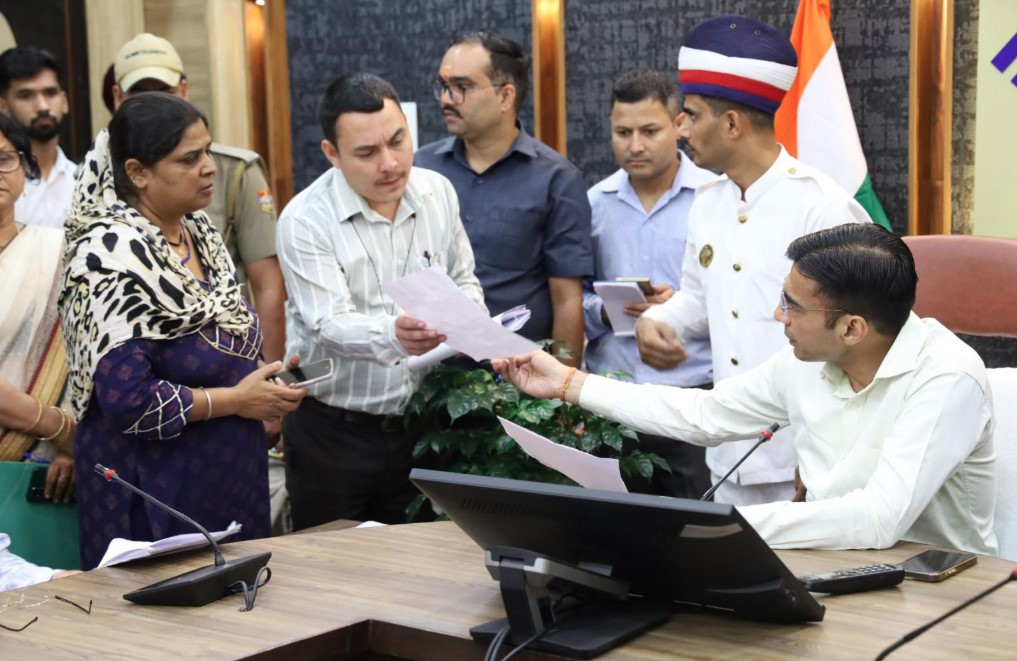 डीएम सविन बंसल के निर्देश पर विधवा को नौकरी की उम्मीद