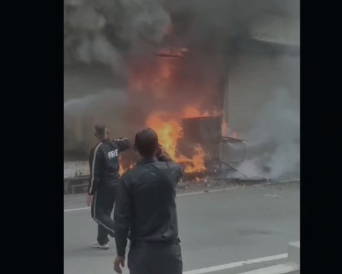 मसूरी मॉल रोड पर आइसक्रीम की दुकान में लगी भीषण आग, दुकान जलकर हुई खाक