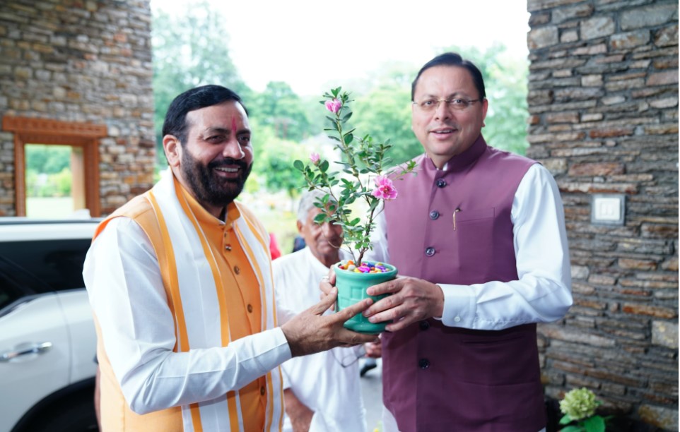 मुख्यमंत्री धामी ने हरियाणा के मुख्यमंत्री नायब सिंह सैनी का किया स्वागत एवं अभिनंदन