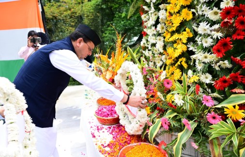 मुख्यमंत्री ने कारगिल विजय दिवस पर शहीद स्मारक पर पुष्प चक्र अर्पित कर शहीदों को दी श्रद्धांजलि