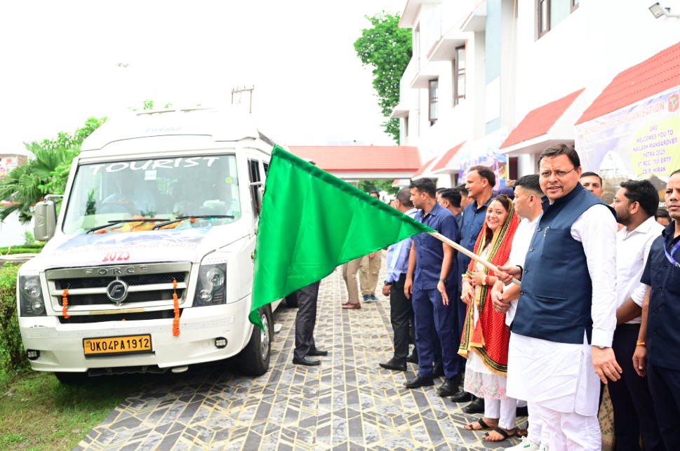 मुख्यमंत्री ने टनकपुर से कैलाश मानसरोवर यात्रा के पहले दल को हरी झंडी दिखाकर किया रवाना