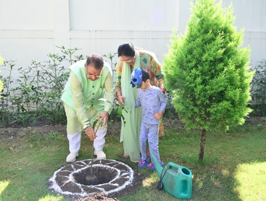 लोक पर्व हरेला पर कृषि मंत्री गणेश जोशी ने शासकीय आवास पर किया वृक्षारोपण, प्रदेशवासियों को दी शुभकामनाएं