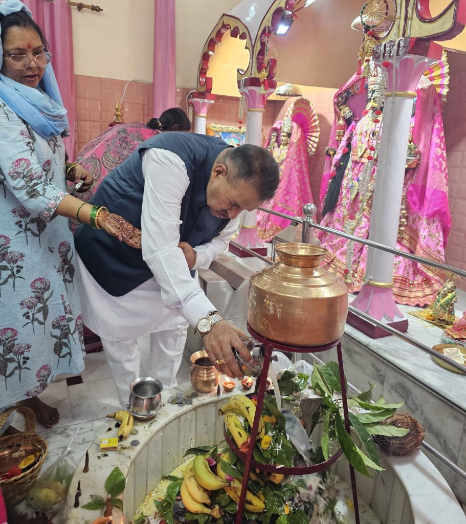 श्रावण मास के सोमवार के पावन अवसर पर भगवान शिव का जलाभिषेक करते कैबिनेट मंत्री गणेश जोशी और उनकी धर्म पत्नी निर्मला जोशी।