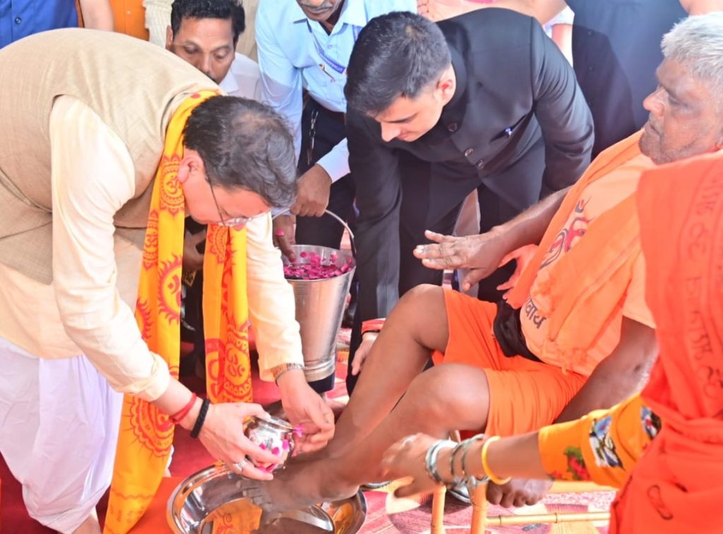 सीएम धामी ने ओम पुल में आयोजित कार्यक्रम में शिवभक्त कांवड़ियों के चरण धोकर किया स्वागत 