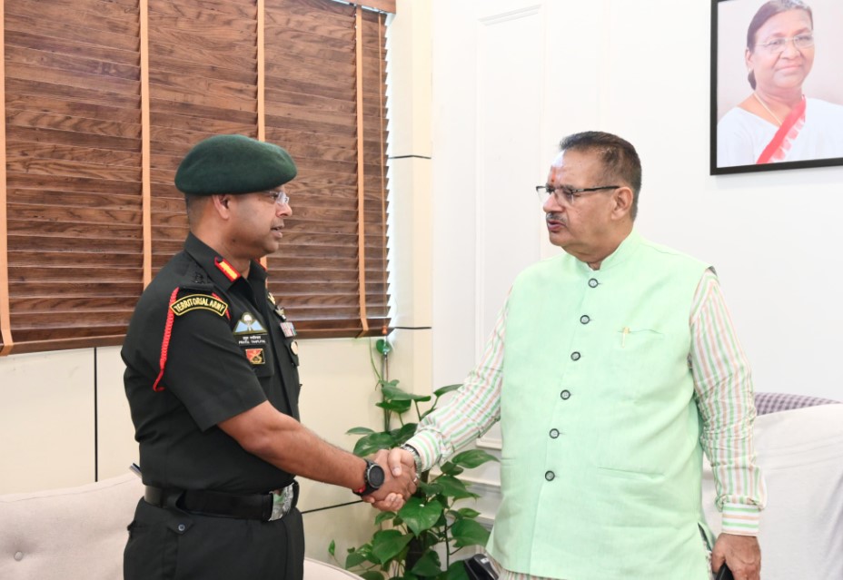 सैनिक कल्याण मंत्री गणेश जोशी से मिले इको गढ़वाल राइफल्स के कमान अधिकारी