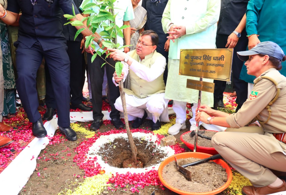 हरेला पर्व पर राज्यव्यापी पौधारोपण कार्यक्रम में मुख्यमंत्री ने रोपा रुद्राक्ष का पौधा