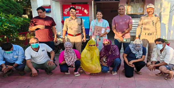 Prostitution was going on in the hotel: three men and four women were found in the room, deals were done online