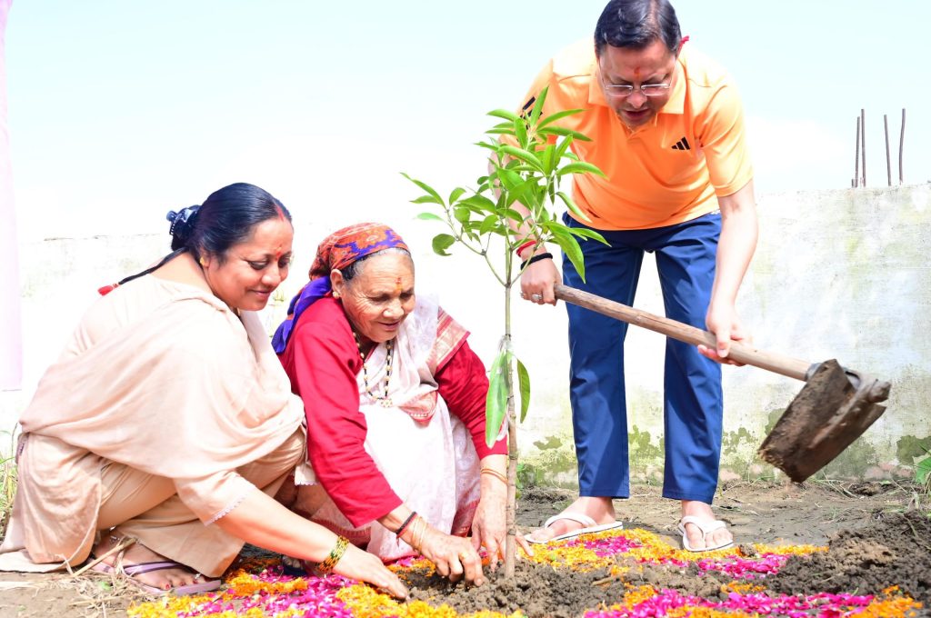 ‘एक पेड़ माँ के नाम’ अभियान: खटीमा में माताजी के साथ वृक्षारोपण कर पर्यावरण संरक्षण का संदेश