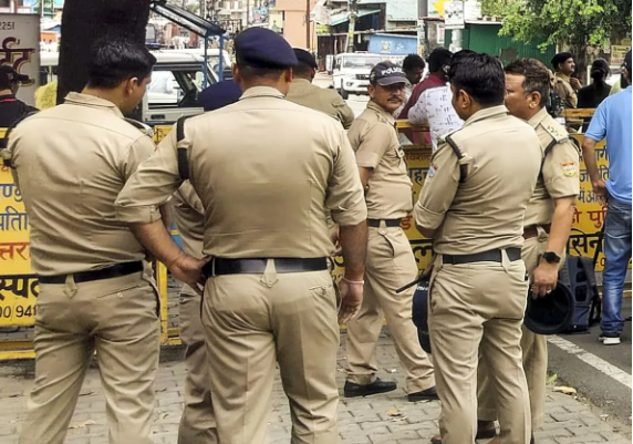 अरे गजब! जिसे पीटा, उत्तराखंड पुलिस ने उसे ही हवालात