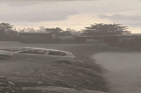 उत्तराखंड में ऐसा सैलाब कि बह गई कार, गाड़ी के