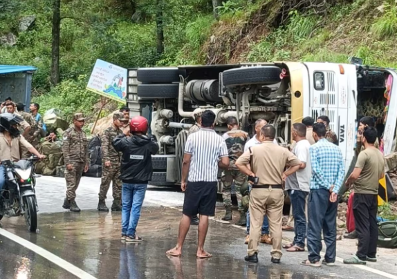 उत्तराखंड में पलटी सेना की बस, सवार थे 31 जवान