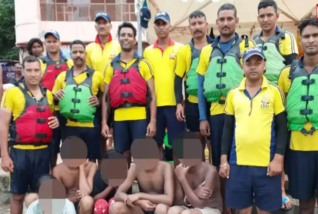 गंगा में डुबकी लगाने उतरे एक ही परिवार के 5