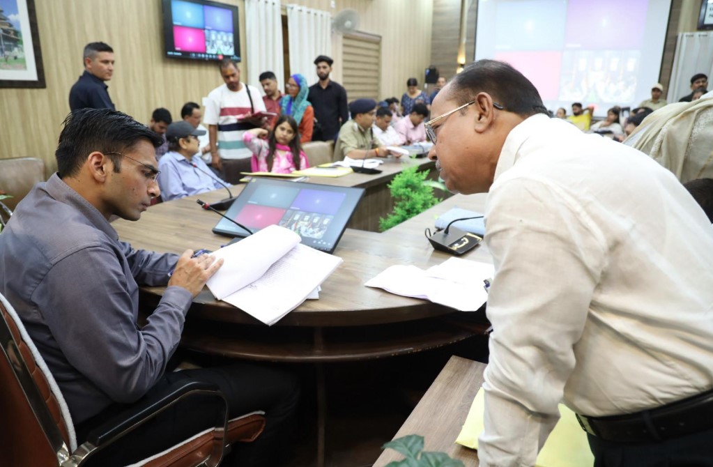 जिलाधिकारी सविन बंसल की सख्त कार्रवाई, लापरवाह कानूनगो को किया जिलाधिकारी सविन बंसल की सख्त कार्रवाई, लापरवाह कानूनगो को किया निलंबित