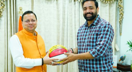 मुख्यमंत्री पुष्कर सिंह धामी से अंतरराष्ट्रीय बास्केटबॉल खिलाड़ी विशेष भृगुवंशी ने की भेंट
