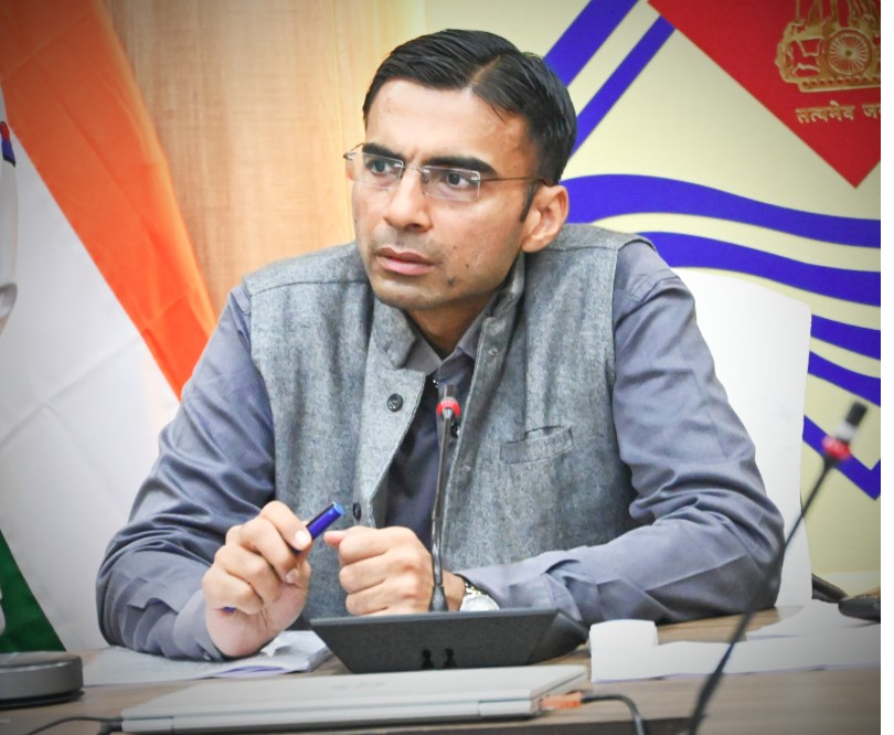 विशेषाधिकार का प्रयोग कर डीएम ने दोषी इंस्पेक्टर पिता का शस्त्र लाईसेंस किया निलम्बित