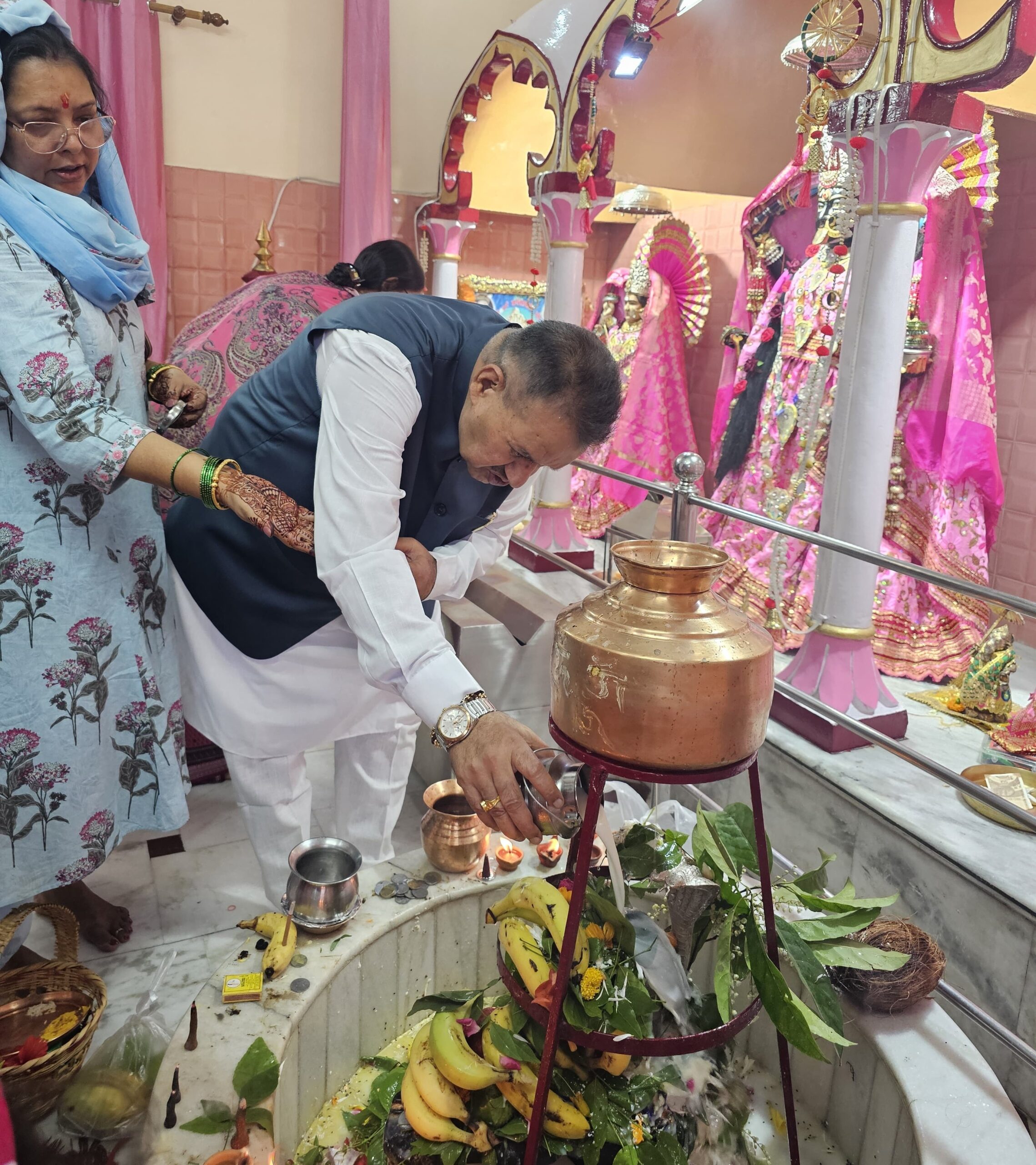 श्रावण मास के सोमवार के पावन अवसर पर भगवान शिव का जलाभिषेक करते कैबिनेट मंत्री गणेश जोशी और उनकी धर्म पत्नी निर्मला जोशी।