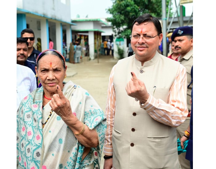 सीएम धामी ने अपनी माताजी के साथ किया मतदान