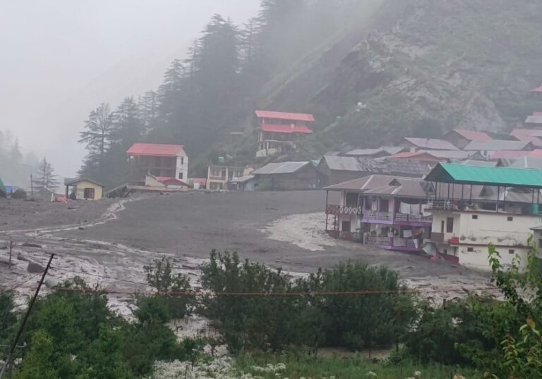 उत्तरकाशी में कहर बनकर टूटा बादल, धराली में तबाही, 4 की मौत, कई लापता