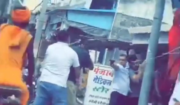 As soon as he reached the medical store, he pointed the revolver, the police caught the miscreant in a filmy style… there was chaos