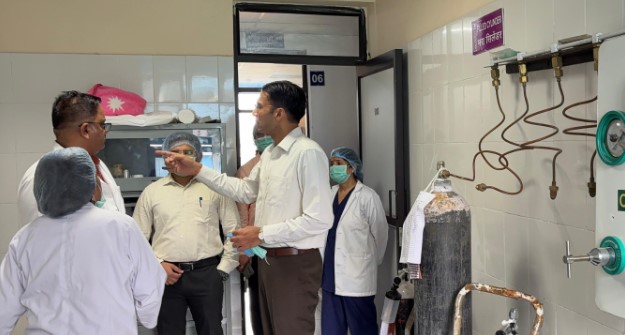 डीएम सविन बंसल ने एसएनसीयू व टीकाकरण केंद्र का किया निरीक्षण