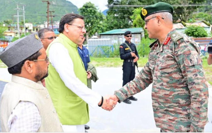 धराली में रेस्क्यू ऑपरेशन की समीक्षा के लिए उत्तरकाशी में डटे सीएम पुष्कर सिंह धामी