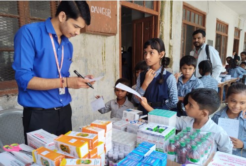 फूलचंद नारी शिल्प इंटर कॉलेज में श्री महंत इन्दिरेश अस्पताल का निःशुल्क स्वास्थ्य शिविर