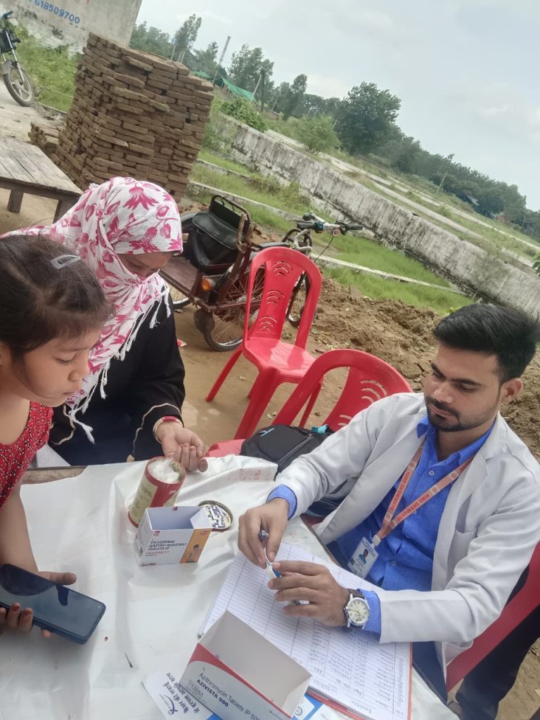 श्री महंत इन्दिरेश अस्पताल के निःशुल्क स्वास्थ्य परीक्षण शिविर में उमड़े ग्रामीण