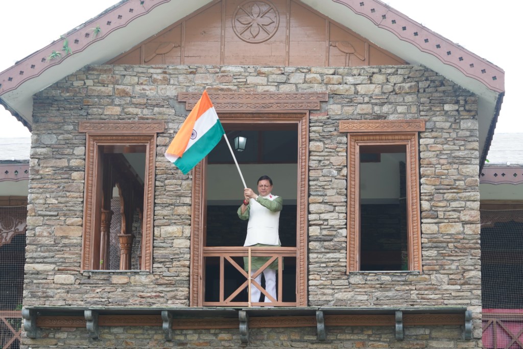 सीएम धामी ने ‘हर घर तिरंगा’ अभियान के तहत फहराया तिरंगा