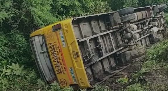 हल्द्वानी में स्कूल बस हादसा, बस पलटने से मची अफरा-तफरी, 30 बच्चे थे सवार