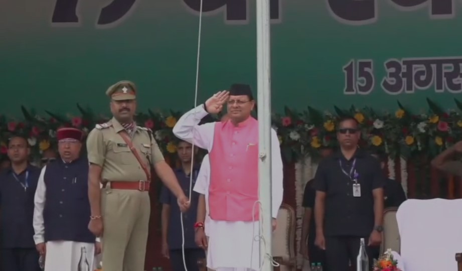 79वें स्वतंत्रता दिवस पर सीएम धामी ने परेड ग्राउंड में किया भव्य ध्वजारोहण