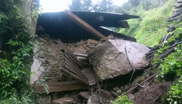 Uttarakhand Weather: Mountain cracked again in Pithoragarh, Uttarakhand, 18 families in danger