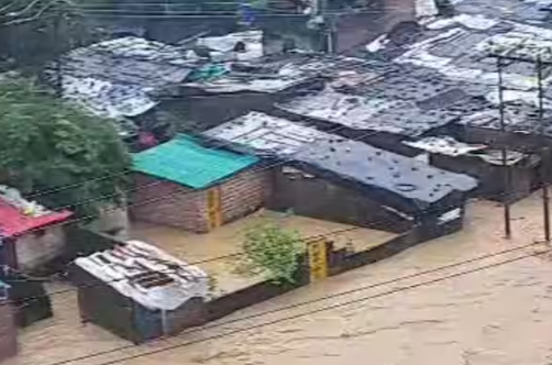 उत्तराखंड के देहरादून में भारी बारिश, स्कूटी सवार महिला पानी