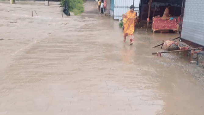 उत्तराखंड में इतनी चढ़ गई अलकनंदा, बद्रीनाथ वाली सड़क भी