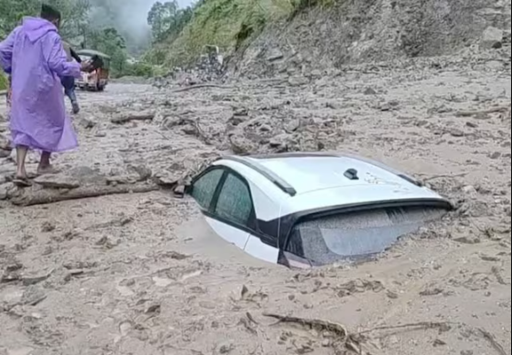 उत्तराखंड में भारी तबाही, चारों तरफ मचा हाहाकार, बादल फटा,