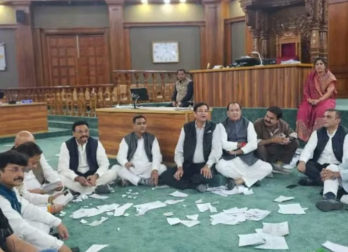 उत्तराखंड विधानसभा बना दंगल का मैदान: टेबल पटका, माइक तोड़ी,