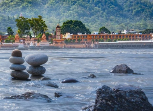 ऋषिकेश में चंद्रभागा नदी में बह गया कपल, अभी तक