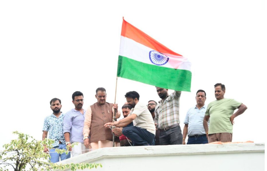 कैबिनेट मंत्री गणेश जोशी ने ‘हर घर तिरंगा’ अभियान के अंतर्गत अपने शासकीय आवास पर फहराया